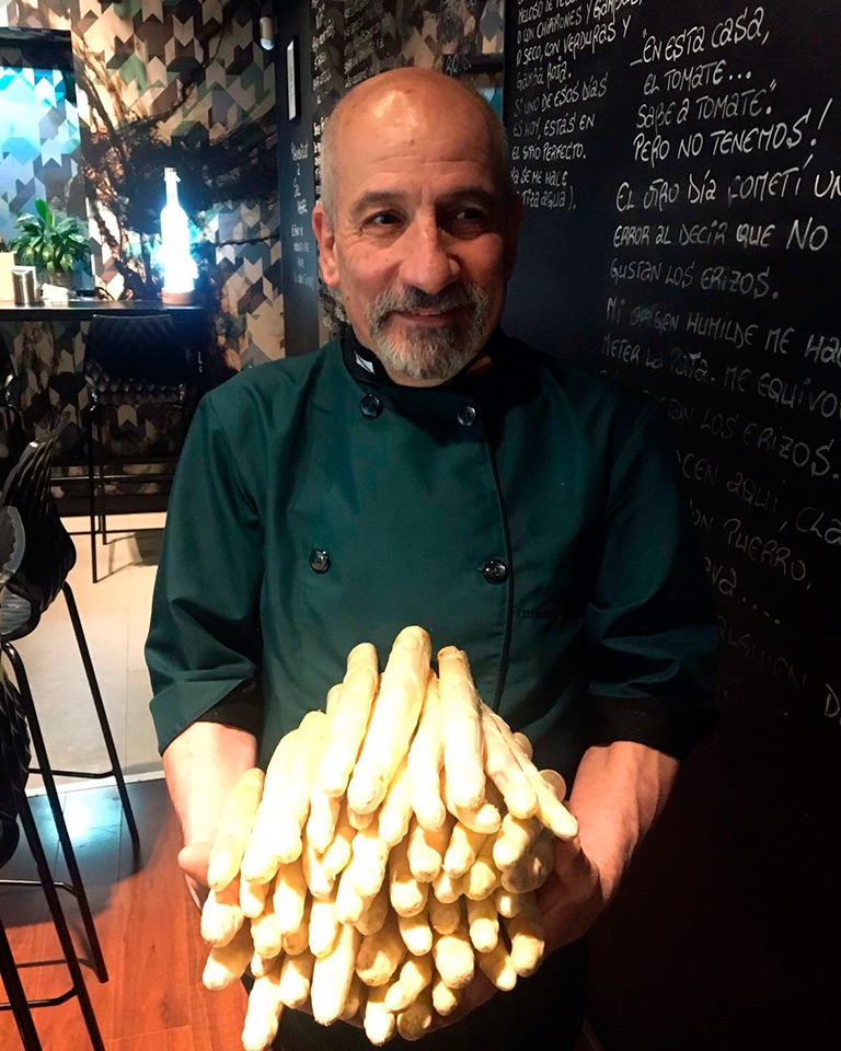 espárrago blanco fresco de Navarra en restaurante en Madrid - Sal Negra