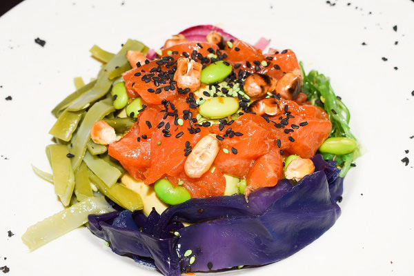 poke a caballo entre la ensalada y el sushi en restaurante en Madrid - Sal Negra
