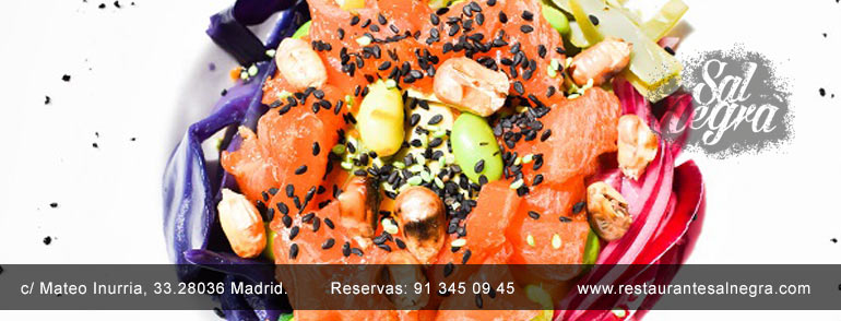 poke a caballo entre la ensalada y el sushi en restaurante en Madrid - Sal Negra